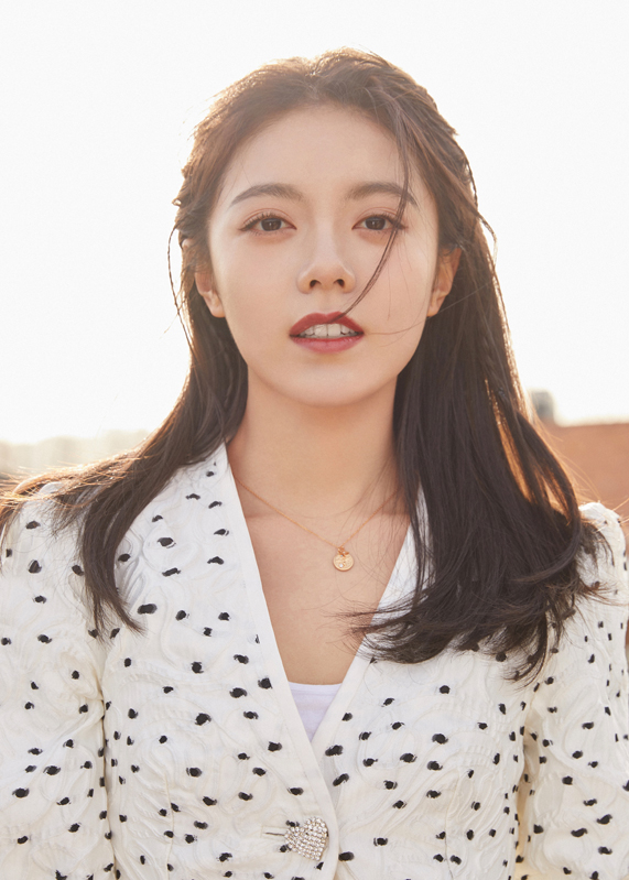 赵今麦天台等风来大片曝光 微风日光下的灵动少女_娱乐资讯_情缘阅读