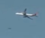 '实拍视频：伦敦希思罗机场UFO快速超越飞机'