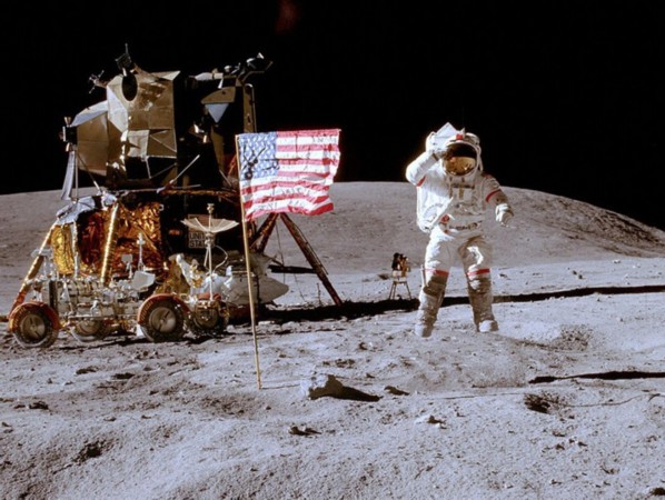 '美国登月之谜:6次登月仍有5面国旗矗立月球'