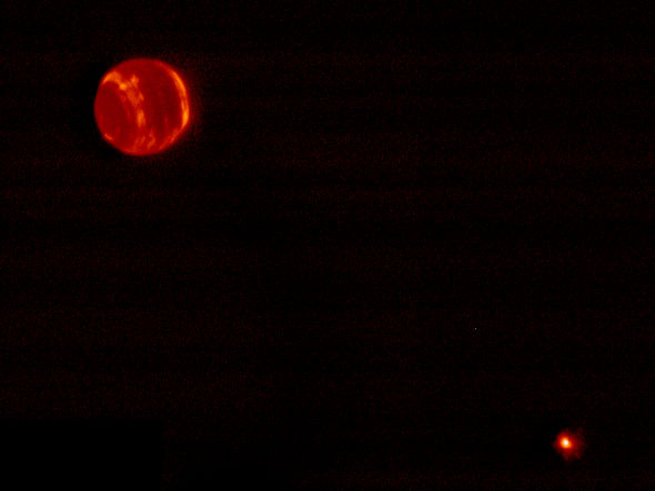'天王星海王星红外照片公布：似燃烧大火球'