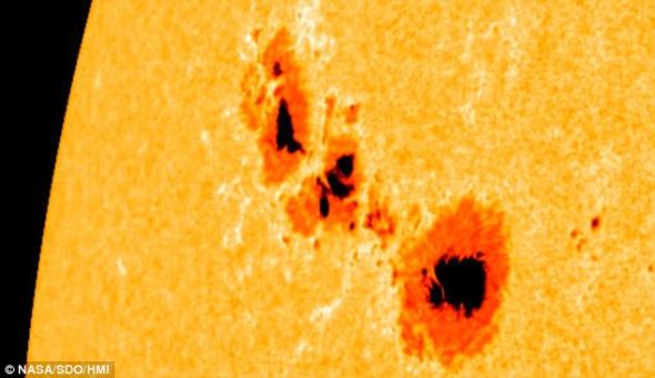 '(图)直径10万公里太阳黑子爆发耀斑产生壮观极光'